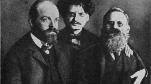 Izrael Gelfand (alias Alexandr Parvus), Lev Trockij a Lev Dejč ve vězení v Petrohradu (1906)