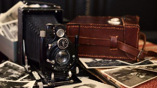 Starý fotoaparát, historická fotografie (ilustr. foto)