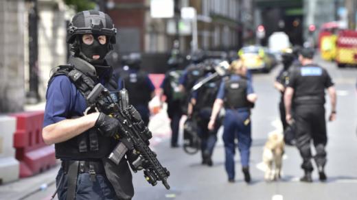 Britská veřejnost podporuje tvrdší zákroky proti podezřelým a nebezpečným jedincům