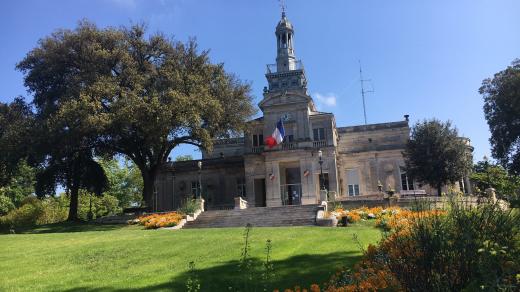 Radnice v Cognacu připomíná středoamerická sídla