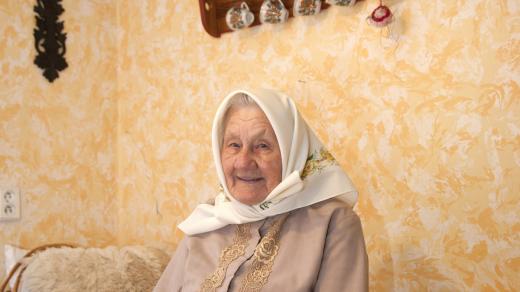 Fotografka Liba Taylor se zaměřila na babičky, pro které je kroj denním oblečením. Fotila je při práci i doma.