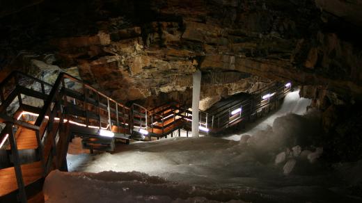 Dobšínská ledová jeskyně leží v nadmořské výšce necelých tisíc metrů nad mořem