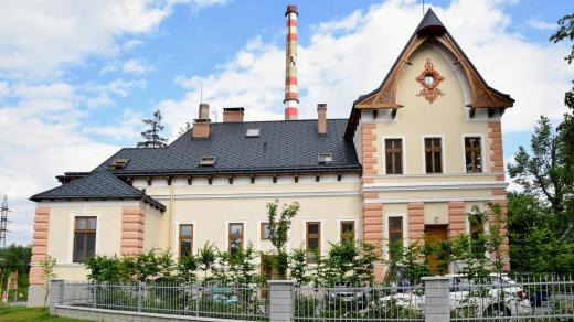 Opravená vila v Kopřivnici stojí mezi sídlištěm a areálem automobilky Tatra