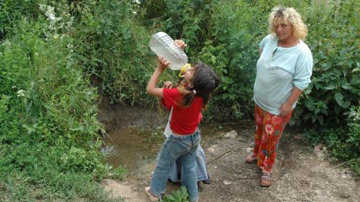 Zdroj vody v romské osadě Pätoracké v Rudňanech na Slovensku