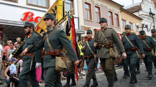 Přehlídka historického klubu reprezentující Rakousko-uherského vojska během městských slavností "Dotkni se Písku" v Písku