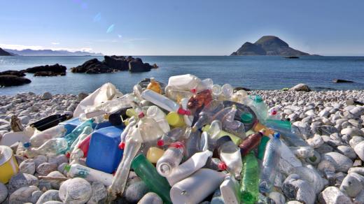 Výsledek úklidu pláže v odlehlé části Norska. Odpad sem přináší vítr a mořské proudy