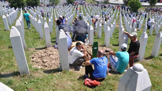 Na srebrenickém hřbitově odpočívá na 6 tisíc obětí masakru bosenských muslimů