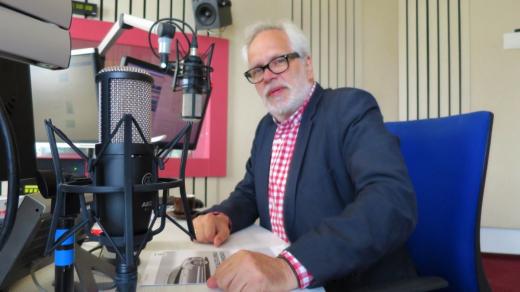 Hrabě František Kinský, potomek kostelecké větve šlechtického rodu Kinských z Vchynic a Tetova, ve studiu Českého rozhlasu Hradec Králové