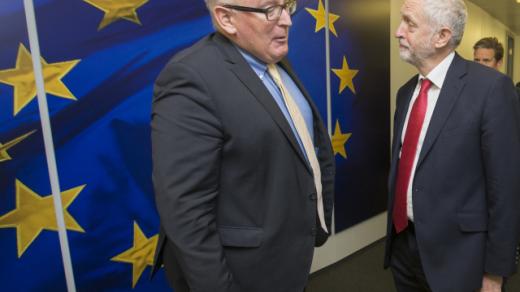 Místopředseda Evropské komise Frans Timmermans (vlevo) a vůdce britské labouristické strany Jeremy Corbyn před zasedáním v sídle EU v Bruselu