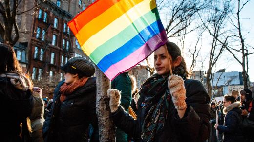Trnem v oku byla Prostredníkova deklarovaná podpora LGBT komunitě a jeho vystoupení na bratislavském Duhovém pochodu