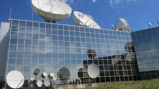 Moderní budovy operačního střediska největšího soukromého provozovatele satelitů v Evropě v areálu zámku Betzdorf