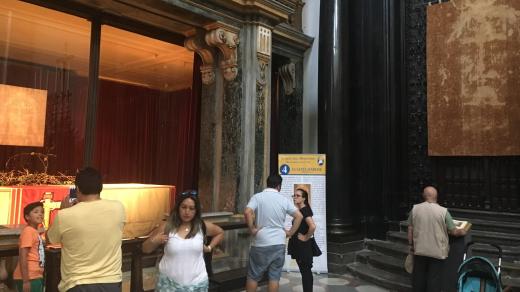 Turínské plátno si jezdí do katedrály Jana Křtitele v Turíně prohlédnout věřící i turisté z celého světa