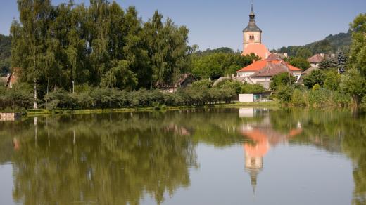 Střed obce se zrcadlí na hladině rybníka Vratislav