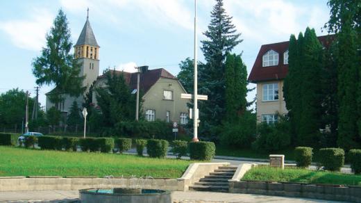 Radniční náměstí, pohled směrem k evangelickému kostelu a budově Základní školy Šenov