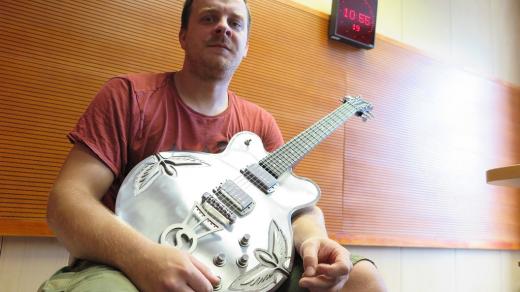 Jiří Kratochvíl z Třebíče vyrábí kovové kytary. Nejprve pracoval s nerezovou ocelí, teď přechází na titan, takže se váha nástroje snižuje