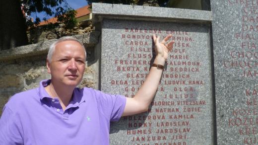 Pavel Tychtl u památníku obětí válek