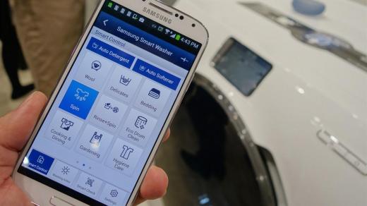 Pračka budoucnosti? Barevný dotykový displej a ovládání přes internet. I to je internet věcí.