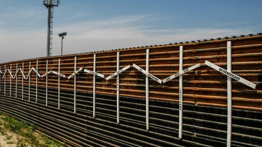 Pohraniční zeď u amerického San Diega s pomníky imigrantů, kteří zemřeli při nelegálním přechodu hanice