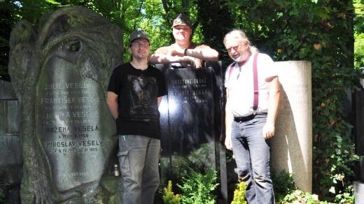 Členové spolku Jednadevadesátníci, který se hlásí k odkazu 91. pěšího pluku z Českých Budějovic, u hrobu Rudolfa Lukase