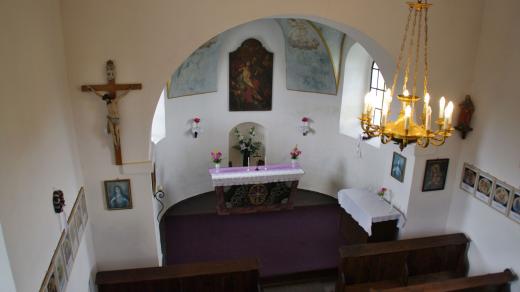 Pohled do presbytáře kaple Nejsvětější Trojice ve Vysoké