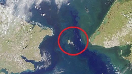 Satelitní snímky Beringova průlivu a Diomedových ostrovů