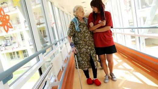 Staří lidé si zaslouží naši pozornost i pomoc (ilustrační foto)