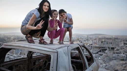 Markéta Kutilová se syrskými dětmi v Kobani