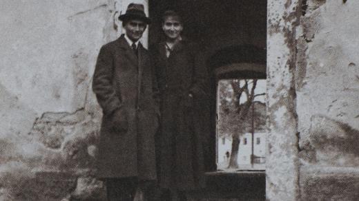 Franz Kafka a jeho sestra Ottla na dvoře rodinného statku v Siřemi