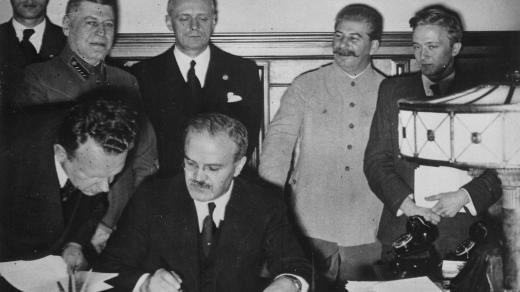 Vjačeslav Molotov podepisuje sovětsko-německý pakt