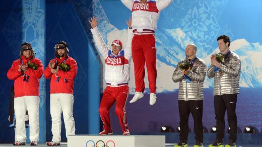 Ruští sportovci na stupních vítězů při zimní olympiádě v Soči