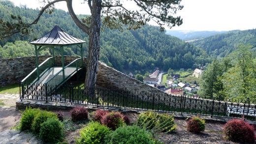 V posledních letech se podařilo zlepšit průhled na městys Svojanov a v zahradě vznikl také vyhlídkový altán