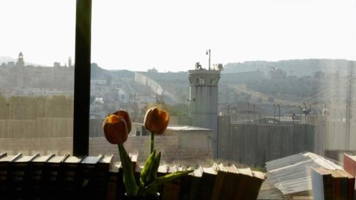Výhled z okna Banksyho hotelu v Betlémě