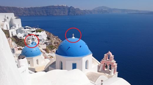 Kříže na kostelech na řeckém ostrově Santorini. právě ty Lidl z obalů výrobků umazal