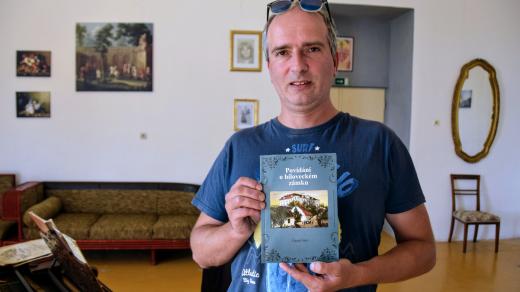 Eduard Valeš se svou knihou o bíloveckém zámku