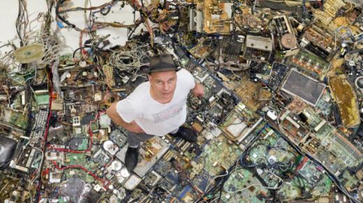 Krištof Kintera v jedné ze svých instalací v Rudolfinu, kde začala jeho výstava Nervous Trees