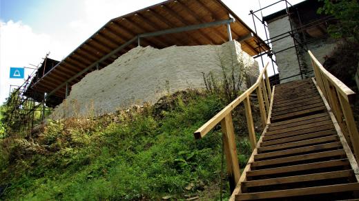 Letos na jaře vybudoval správce hradu Martin Baudyš bytelné dřevěné schodiště ke vstupu do nádvoří 