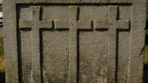 Na podstavci kamenného kříže je kolem dokola vytesáno  devět křížů, které připomínají tragickou událost