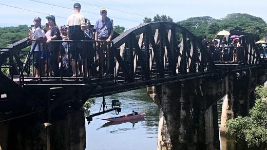Legendární most je v podstatě malý a s tím filmovým se nemůže měřit
