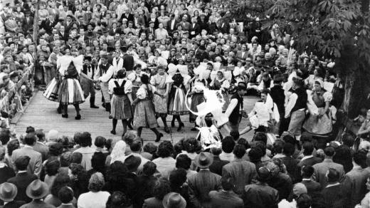 Dožínková taneční zábava v Dýšině ve 40. letech 20. století
