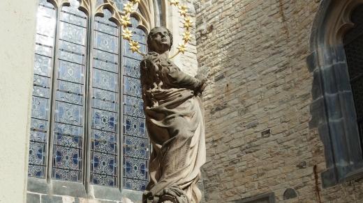První kamenná kopie Panny Marie Neposkvrněné od Petra Váni. Stojí u Týnského chrámu na provizorním podstavci