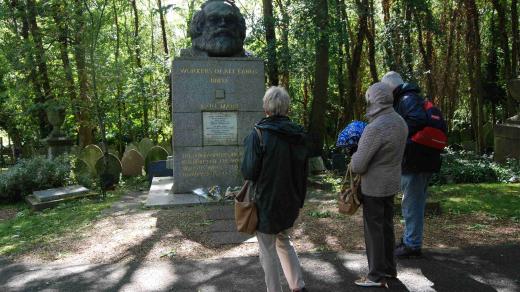 Někdo k Marxovu hrobu zabloudí náhodou, jiný ze zvědavosti a někteří s obdivem