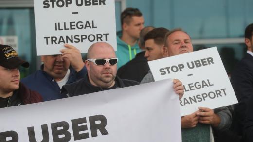 Stávka taxikářů proti Uberu na letišti