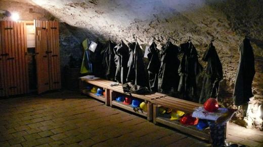 Návštěvníci podzemí fasují helmy a nepromokavé oblečení