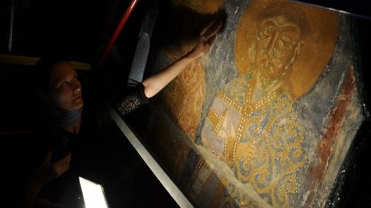 Irina Ivanovská ukazuje skrytý nápis vedle fresky svatého Václava