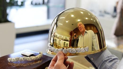 Klenotník Pavel Lejhanec přikládá ke Zlaté přilbě stříbrné ratolesti zdobené českými granáty