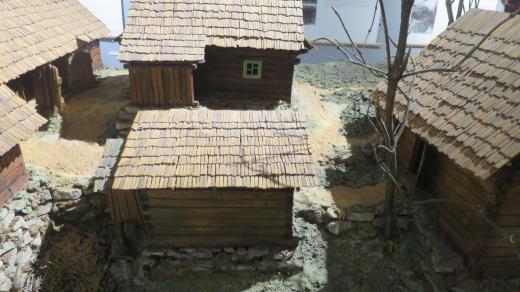 Výstava představuje tradiční způsob bydlení na Valašsku v minulých staletích