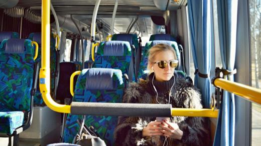 Cestující v autobuse (ilustrační foto)