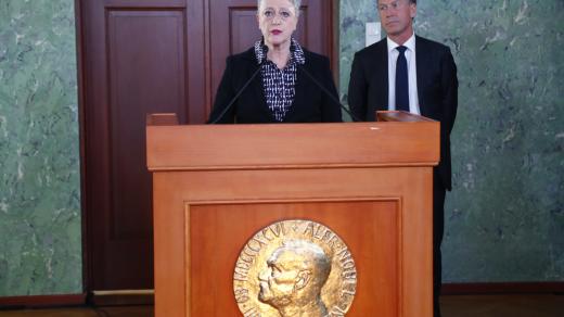 Předsedkyně norského Nobelova výboru Berit Reiss-Andersen vyhlásila laureáty pro rok 2017