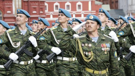 Ruští vojáci na vojenské přehlídce