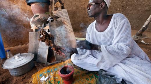Tradiční africký léčitel z tábora Abu Shouk